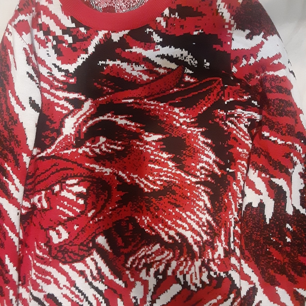 A graphic wolf sweater, fits like small medium. Very comfortable sweater.